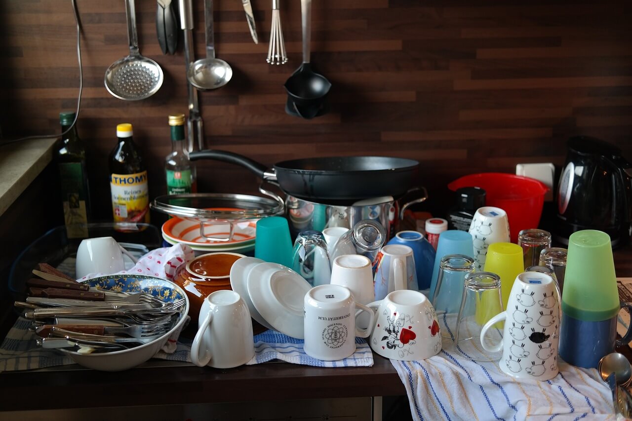 6 ponturi care te pot ajuta să speli vasele mai ușor