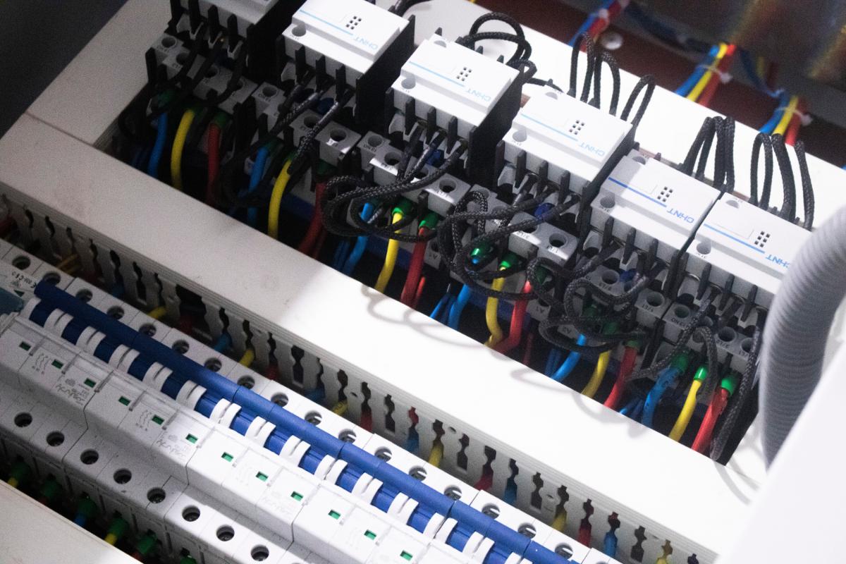 Ai nevoie de contactoare electrice și nu știi ce să alegi? Descoperă informații care te pot ajuta