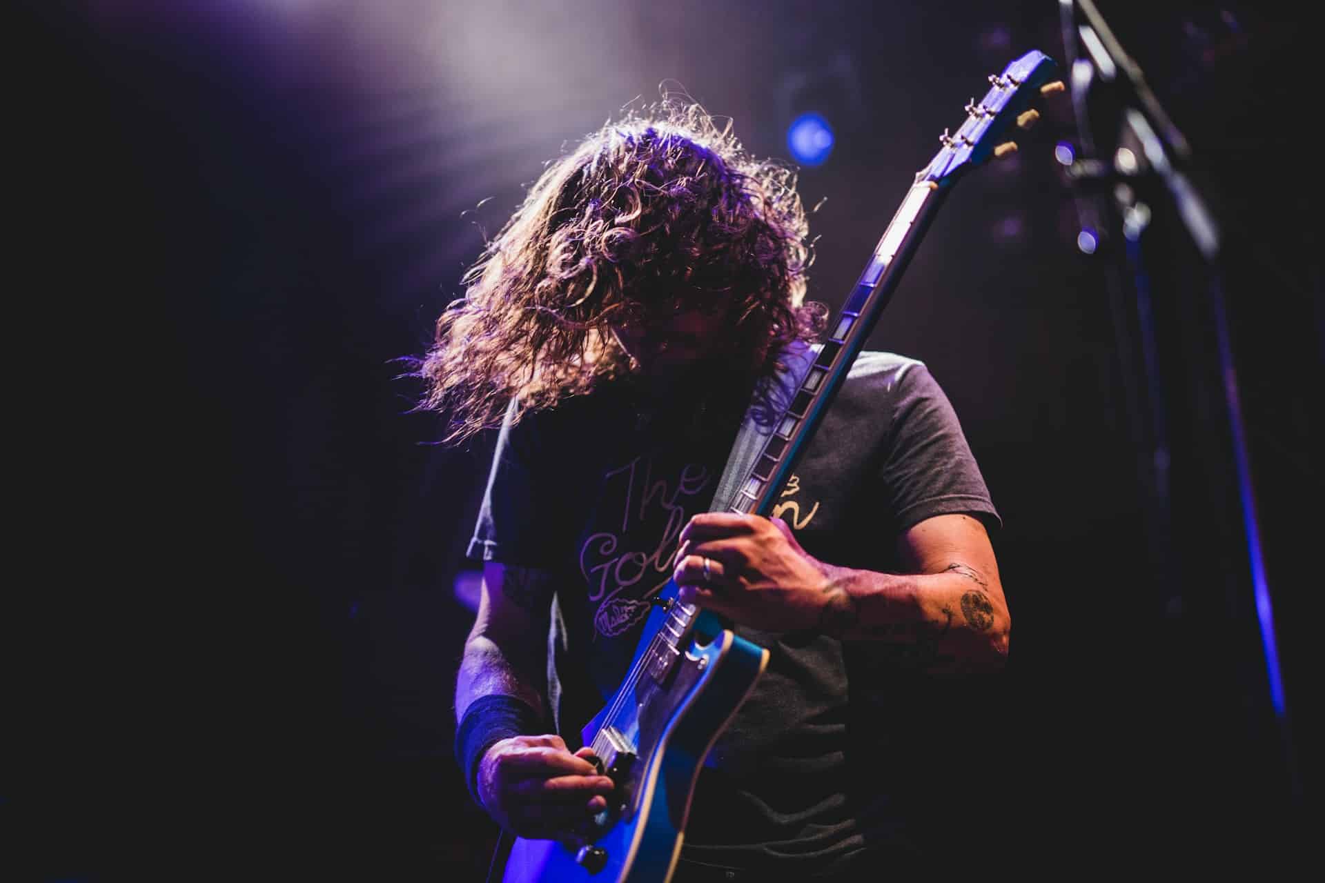 Ce au în comun cei mai mari chitariști rock? Află secretele lor AICI