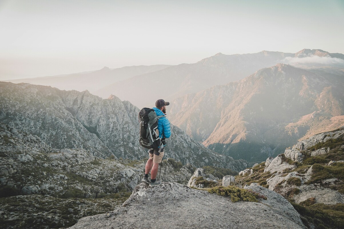Echipamentul esențial pentru hiking – Ce nu ar trebui să lipsească din ghiozdanul tău înainte de plecare