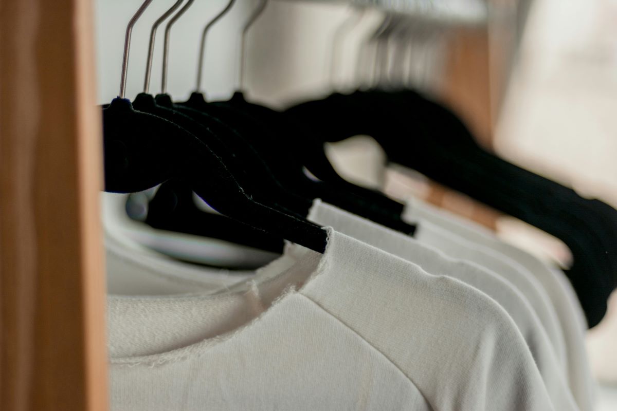 De la casual la elegant: Transformă un tricou simplu într-o piesă de rezistență