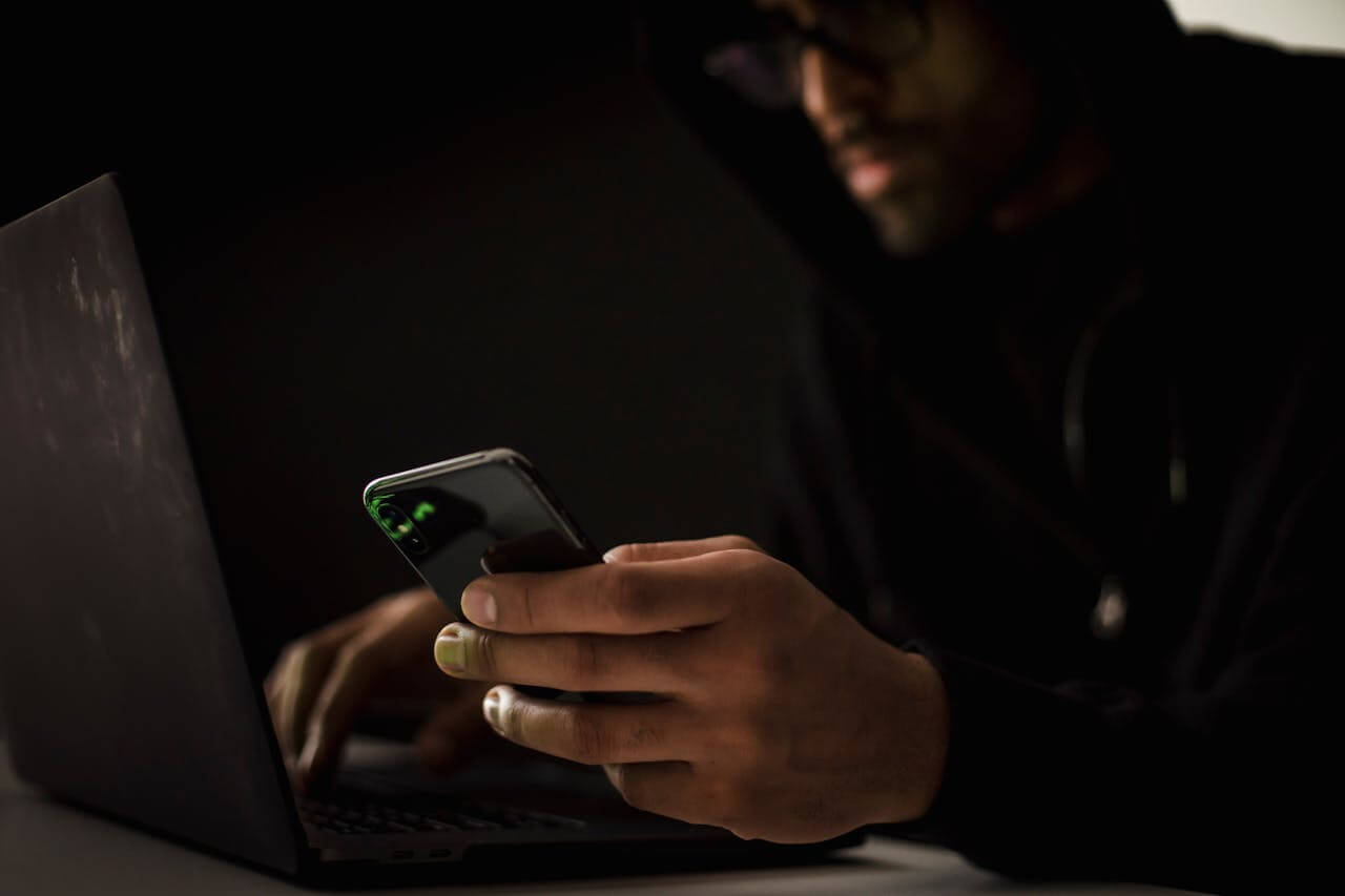 Fraudele prin telefon, o amenințare reală pentru antreprenorii din România. Cum te protejează o asigurare Cyber de pierderi și chiar de faliment