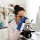 Cum să îți setezi un spațiu eficient pentru examinările microscopice