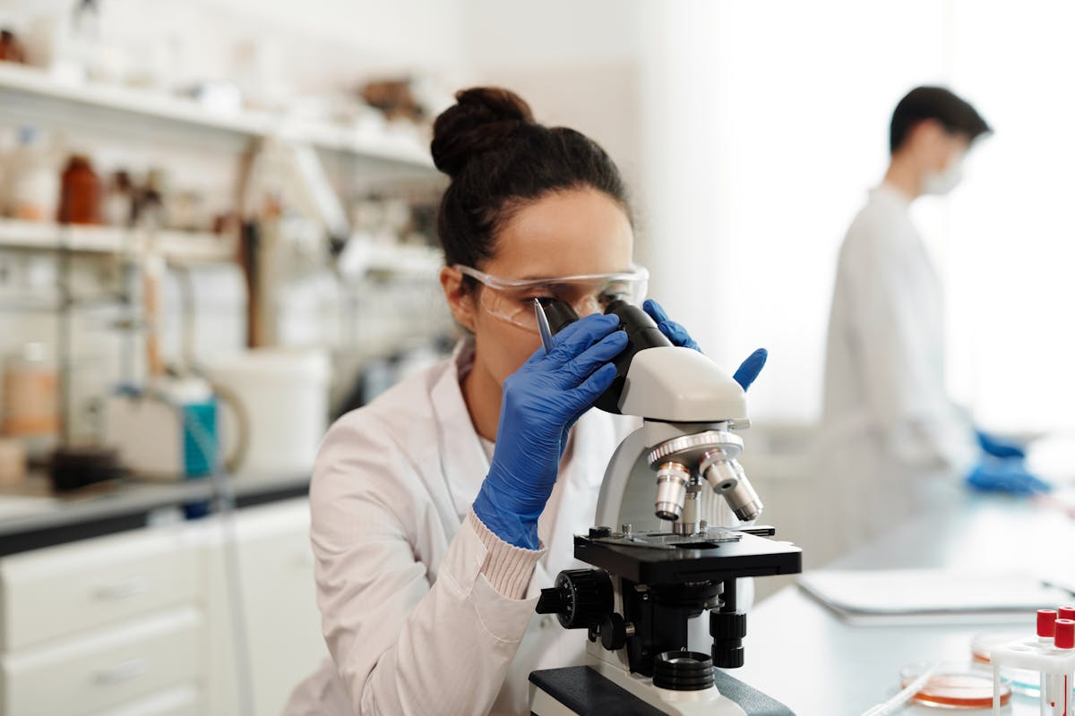 Cum să îți setezi un spațiu eficient pentru examinările microscopice