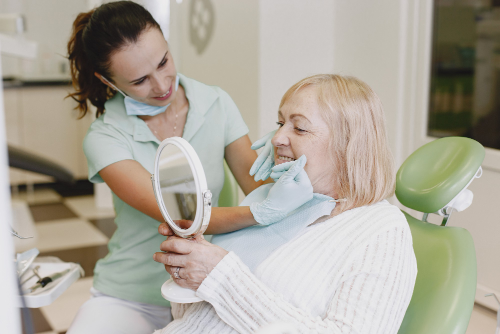 Există o limită de vârstă superioară pentru implantul dentar?