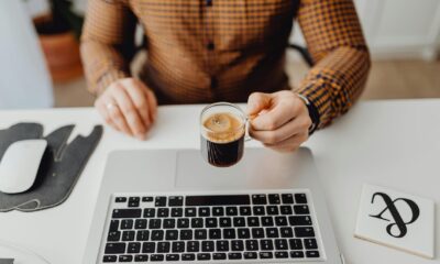 Cum să-ți transformi biroul de acasă într-un loc în care chiar vrei să muncești: rolul ritualului cafelei
