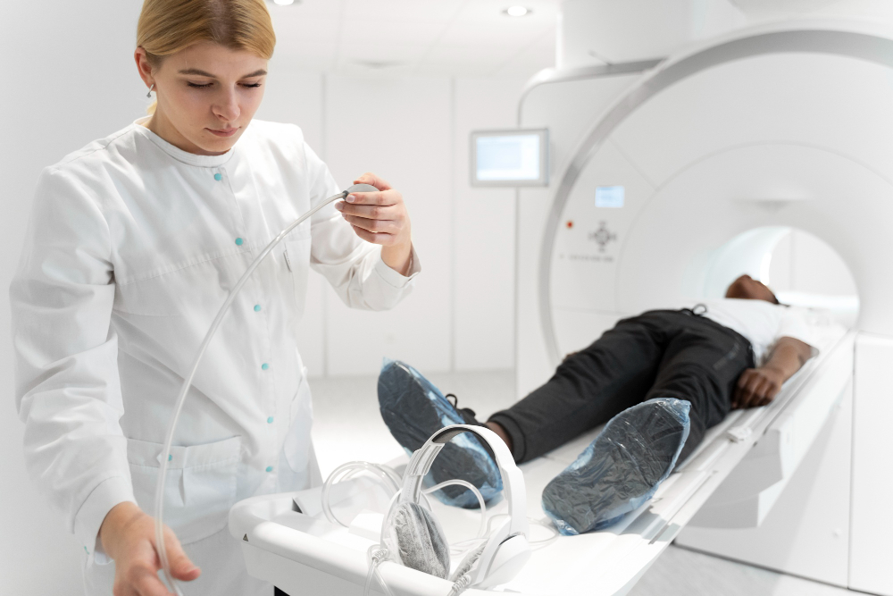 De ce variază atât de mult prețurile unui CT între clinicile din Capitală și cum citești corect un deviz