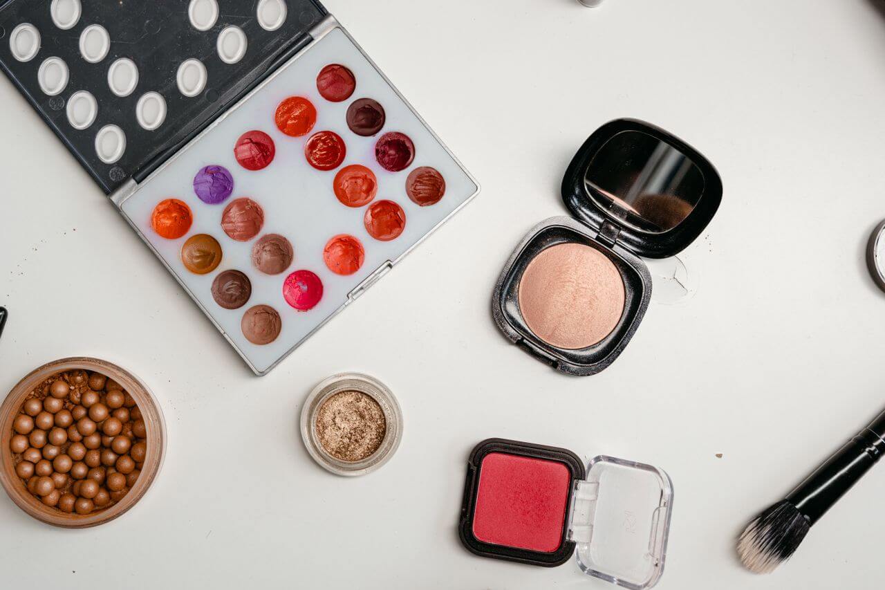 De ce o trusă cu 5 produse de make-up este mai bună decât una cu 20 - Iată cele 5 articole esențiale pentru rutina zilnică!