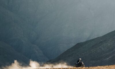 Geaca moto enduro nu trebuie să facă totul, ci să nu te încurce pe traseu