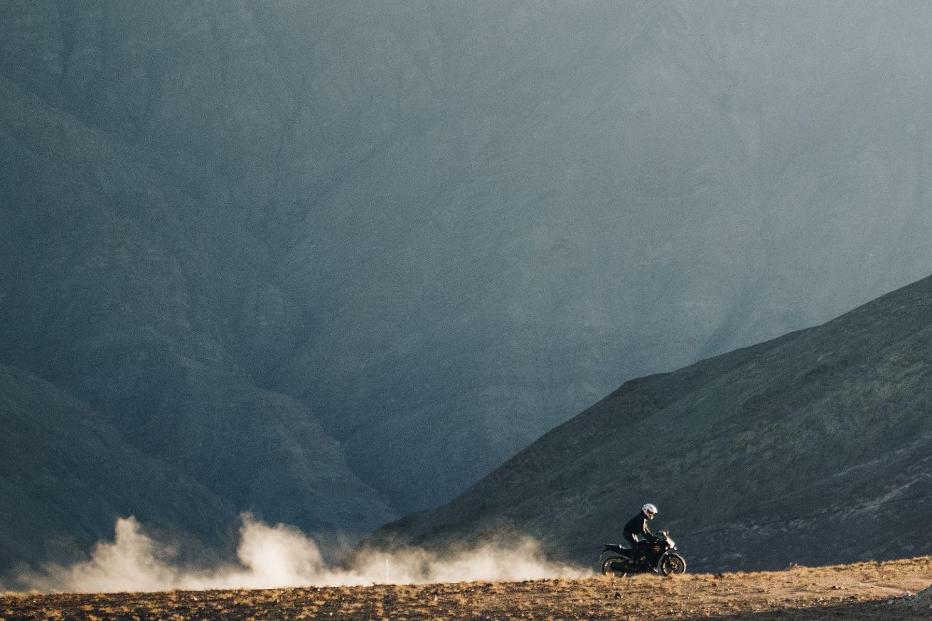 Geaca moto enduro nu trebuie să facă totul, ci să nu te încurce pe traseu
