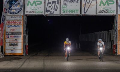 Ciclisti pe circuit in timpul noptii la 24h Endurance Bike Race 2026
