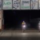 Ciclisti pe circuit in timpul noptii la 24h Endurance Bike Race 2026