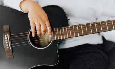 Chitara acustică se dezacordează mereu? Începe cu cheițele, nu cu cordarul