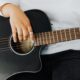 Chitara acustică se dezacordează mereu? Începe cu cheițele, nu cu cordarul