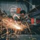 Siguranța în atelier: echipamentul și regulile pe care nu le negociezi când lucrezi singur