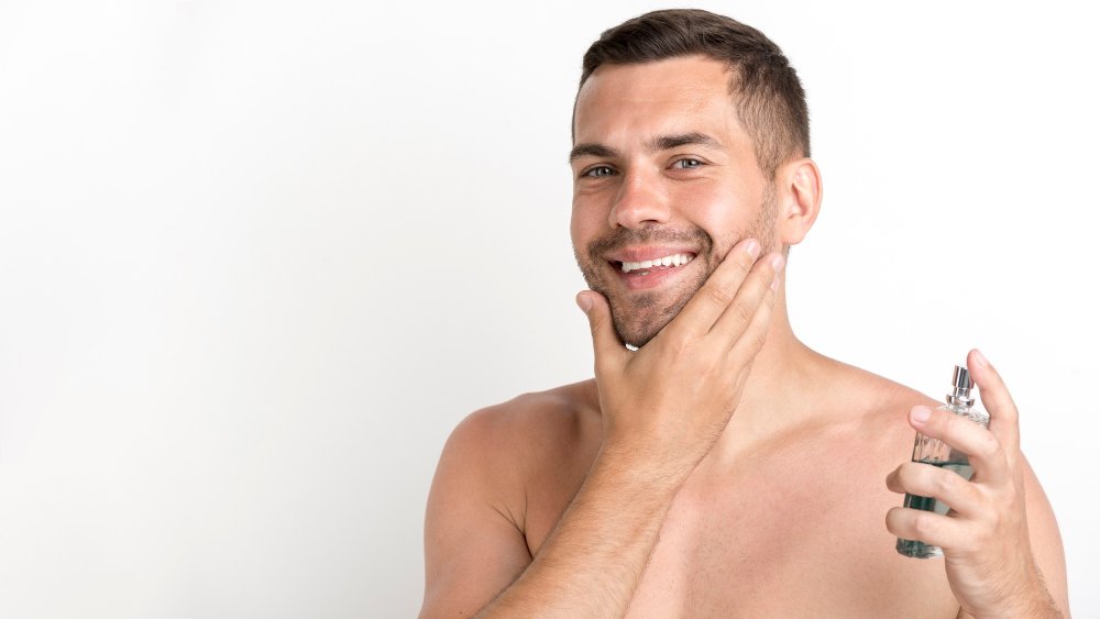 Barba albă sau cărunță: cum o îngrijești ca să nu pară îngălbenită
