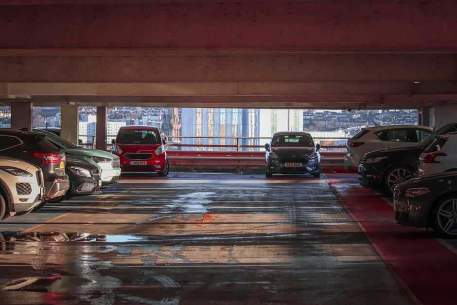 Duba unui mic antreprenor parcată pe o stradă de oraș, dimineața devreme