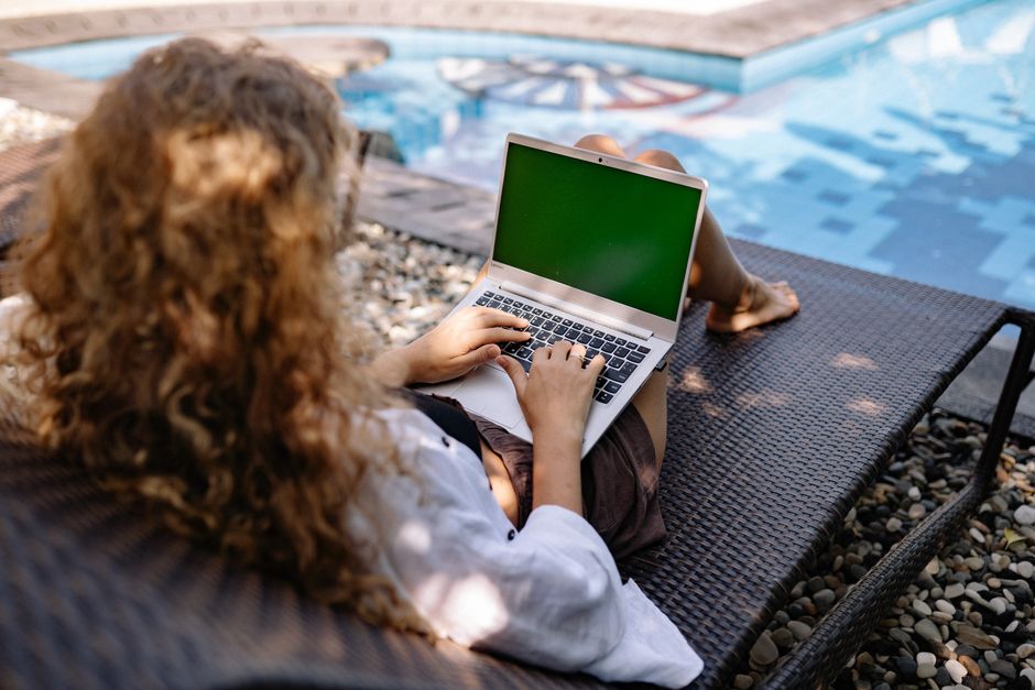 Voluntari adunați în jurul unui laptop, discutând planul unui eveniment