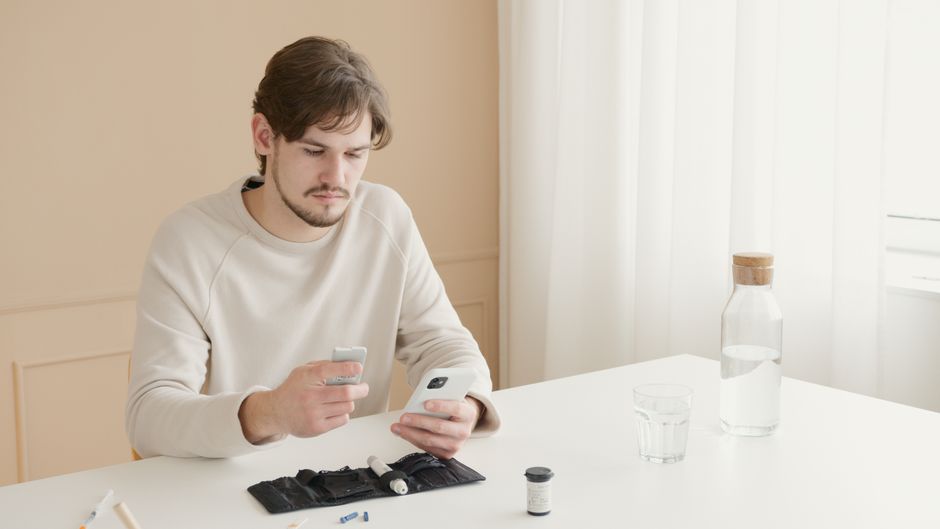 Femeie care își notează o programare într-un calendar de birou