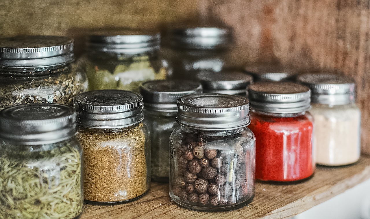 Rafturi de cămară cu borcane și ingrediente aranjate frumos