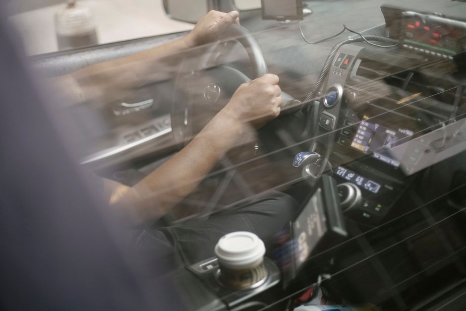 Doi colegi vorbesc relaxat la o cafea, într-un colț liniștit de birou