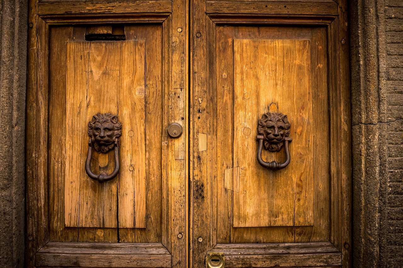 Un rucsac sprijinit lângă ușa de la intrare, lângă o pereche de pantofi