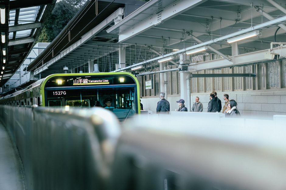 Navetist cu privirea pe geamul unui tren, într-o dimineață liniștită
