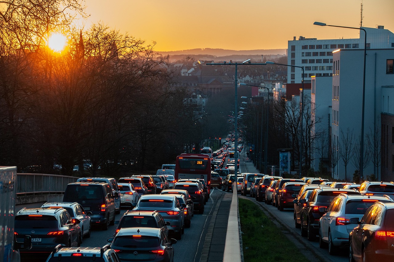 Navetiști care așteaptă trenul pe peronul unei gări într-o dimineață de primăvară