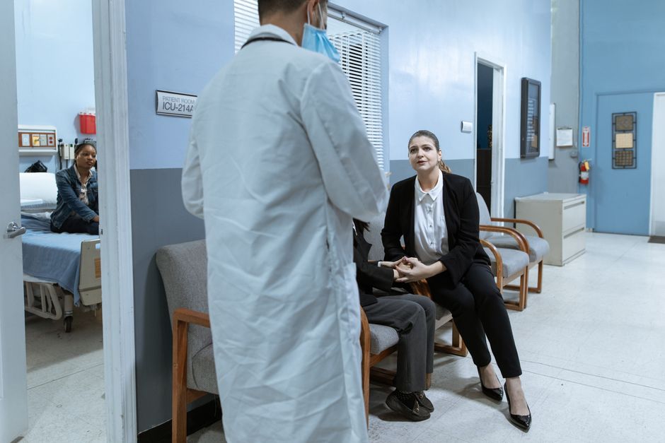 Mostre de vopsea lipite pe un perete alb, într-o cameră cu lumină de după-amiază