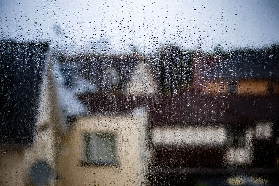 O baie mică, luminoasă, cu rafturi simple și o fereastră întredeschisă
