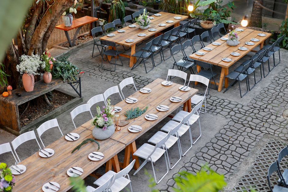 Mese lungi așezate sub un nuc, într-o curte, la prânz de duminică