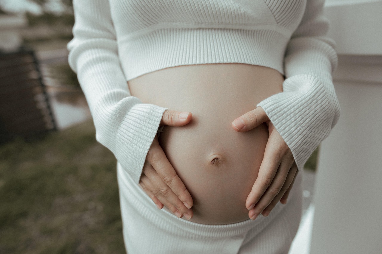 Medic stomatolog care explică ceva unui pacient așezat în fotoliu