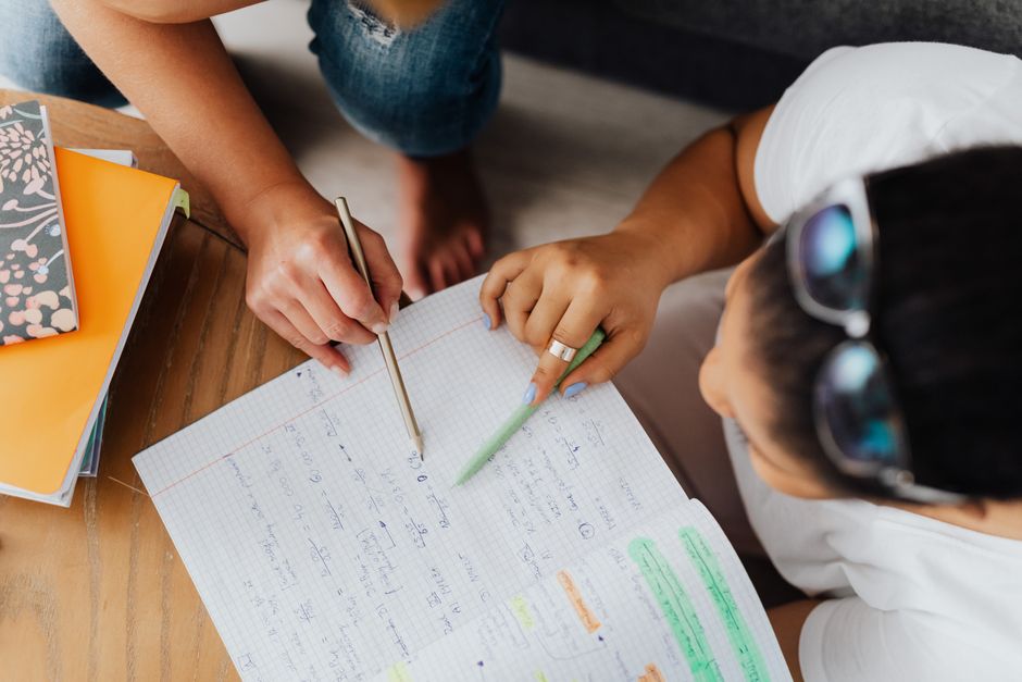 Student care așază porții de mâncare în recipiente într-o bucătărie mică de cămin