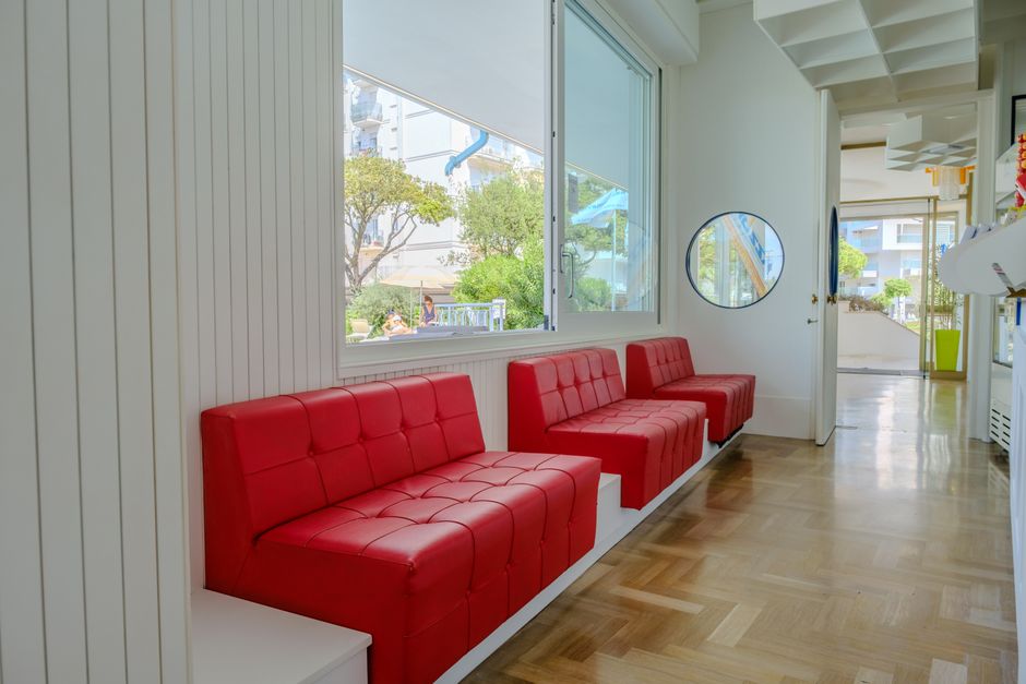 Prieteni care dansează veseli în sufrageria unui apartament, cu lumini calde în fundal
