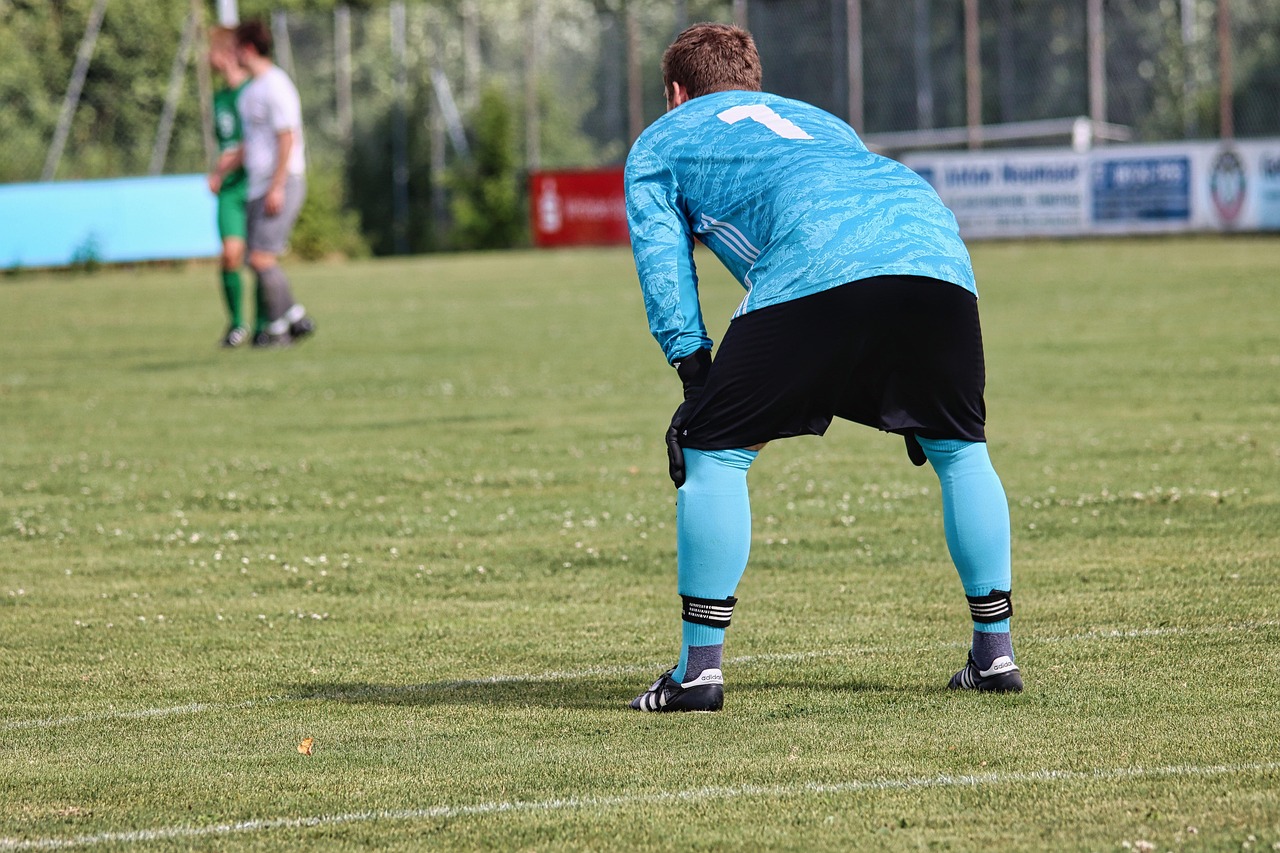 Jucători amatori pe un teren de minifotbal, la lumina reflectoarelor