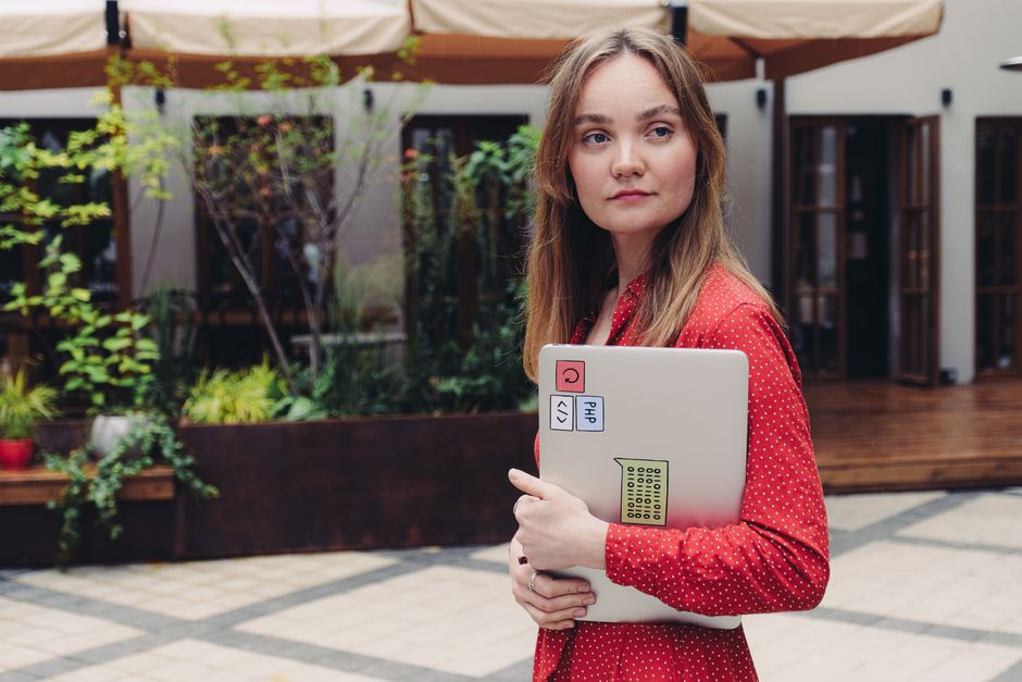 Birou de acasă cu un laptop, un caiet cu o listă scurtă și o cană de cafea