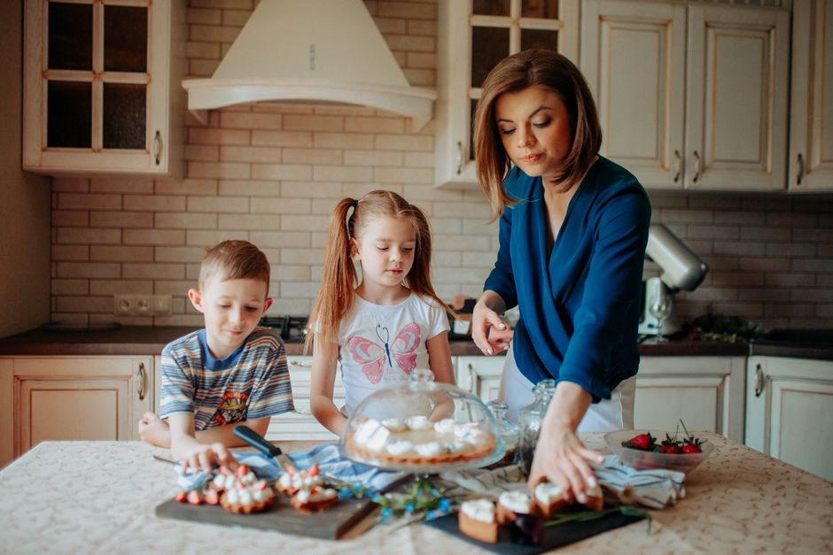 Voluntari pregătind împreună mâncare într-o bucătărie mare