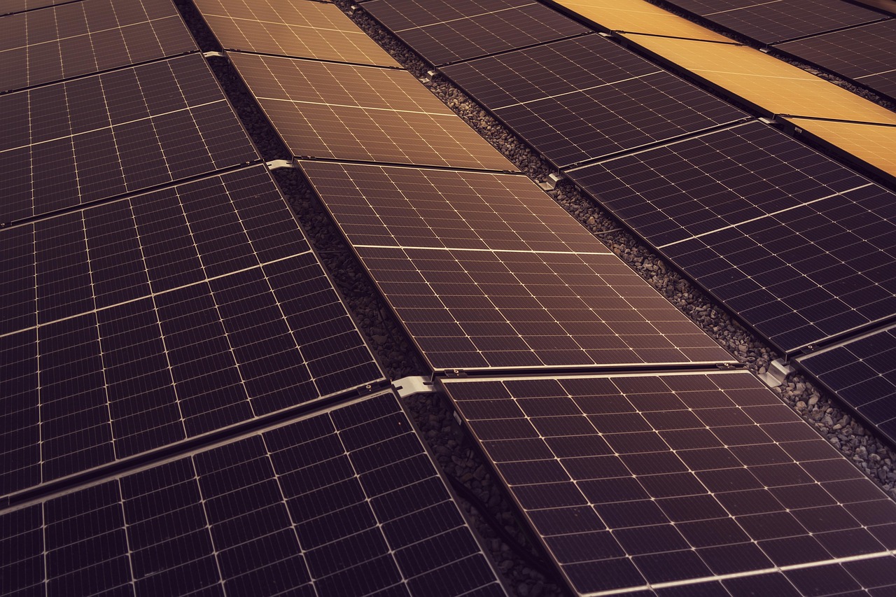 Panouri fotovoltaice montate pe acoperișul unei case, sub cer senin