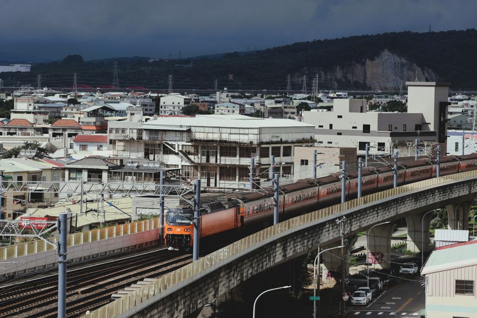Călător într-un tren de seară, privind pe geam, cu un caiet pe genunchi