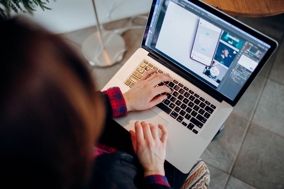 Birou aranjat dimineața, cu laptop deschis și o cană de cafea lângă un carnet