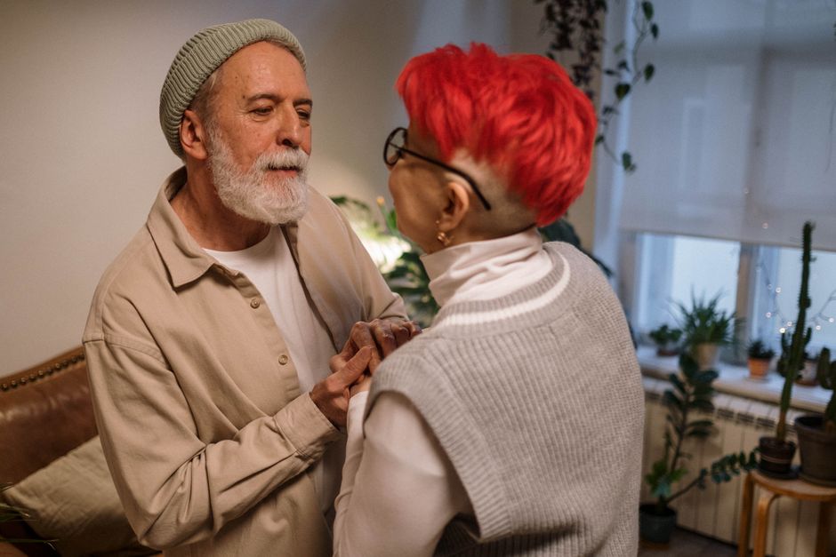 Cuplu de seniori la plimbare printr-un parc înflorit, primăvara