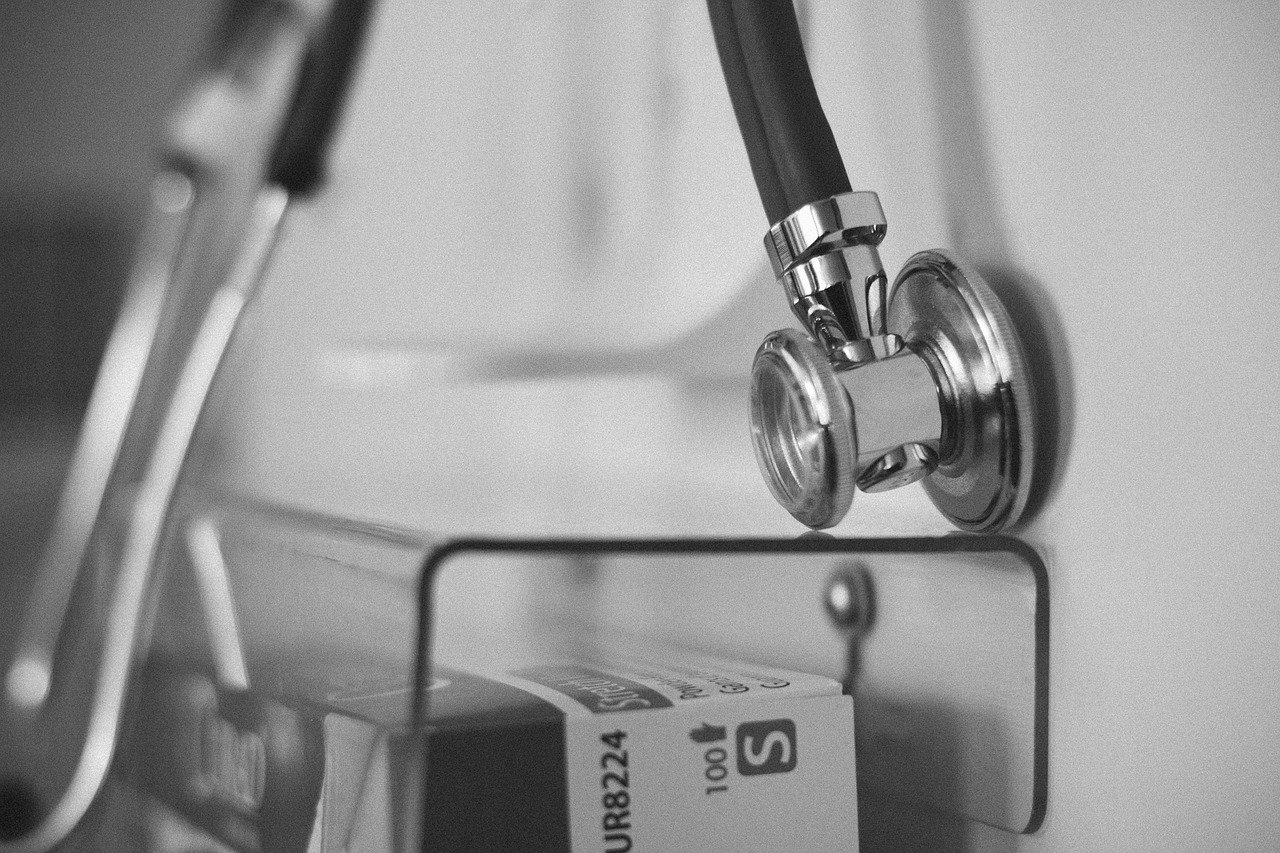 Pacient care discută cu medicul stomatolog într-un cabinet luminos