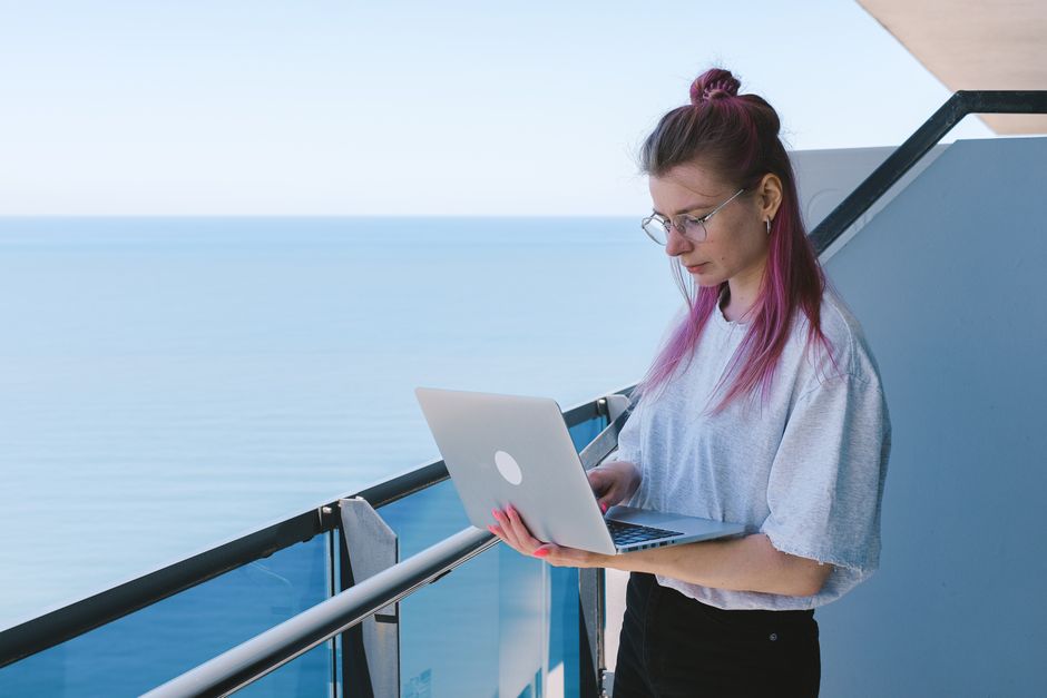Bărbat în fața laptopului, într-o cameră liniștită, seara