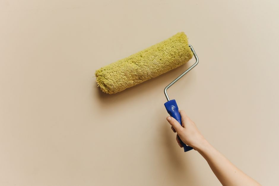 Planuri de apartament desfășurate pe o masă, cu ruletă și creion