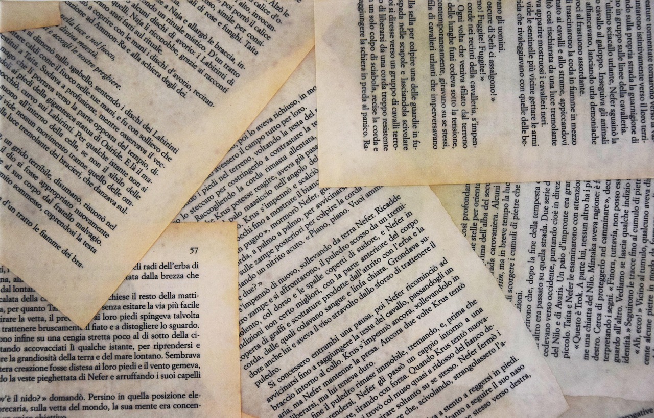 Ziar răsfoit pe o masă joasă, lângă o ceașcă de cafea și ochelari