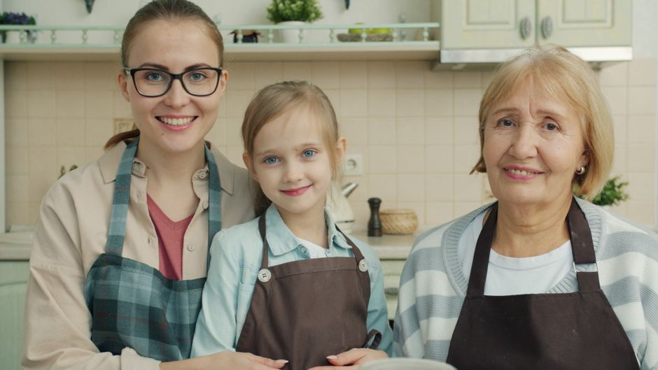 O oală mare pe aragaz, lângă un teanc de plicuri și o ceașcă de cafea pe blat