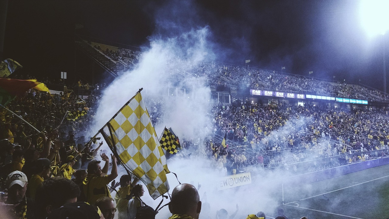 Suporteri cu rucsac mic urcă scările unui stadion înainte de meci