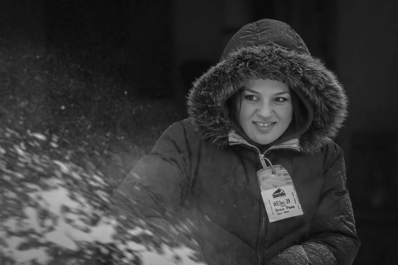 Femeie care își îndepărtează machiajul în fața oglinzii, într-o dimineață liniștită